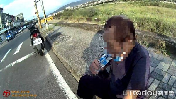 ▲▼1名患有三高疾病的老工人，等停紅燈時突然倒地被機車重壓，暖警10秒神救援抵達。（圖／民眾提供，下同）