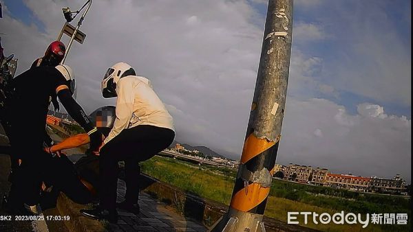 ▲▼1名患有三高疾病的老工人，等停紅燈時突然倒地被機車重壓，暖警10秒神救援抵達。（圖／民眾提供，下同）