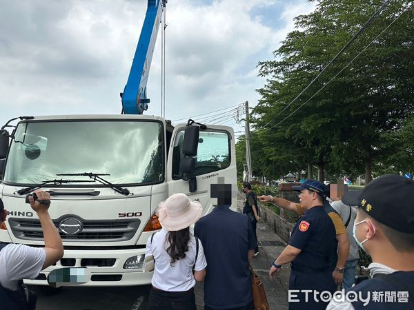 ▲台南市花園夜市爆發經營糾紛，吳姓女子雇請吊車吊掛貨櫃，置於花園夜市基地內，捍衛其權益，引起對方不滿，台南市警五分局介入查處。（圖／記者林東良翻攝，下同）