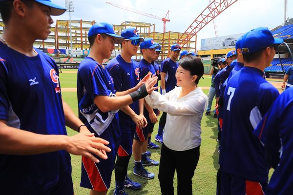 ▲台中市長盧秀燕親赴球場表達對中華隊的支持          。（圖／台中市運動局提供）