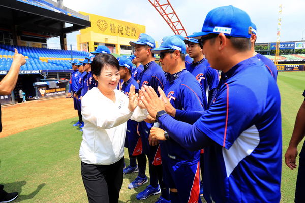 ▲台中市長盧秀燕親赴球場表達對中華隊的支持          。（圖／台中市運動局提供）