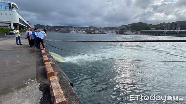 ▲▼             議員檢查基隆東四路抽水站。（圖／記者郭世賢翻攝）