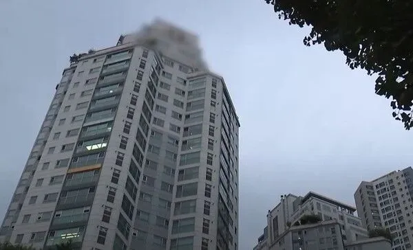 ▲▼南韓首爾市龍山區某公寓大樓14樓傳出一名警察開窗墜樓身亡，事發地點正在舉行派對。（圖／翻攝自MBC News）