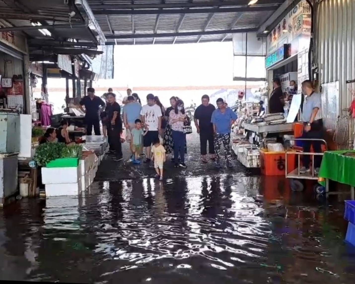 ▲逢大潮彰化線西塭仔漁港又淹了。（圖／記者唐詠絮翻攝）