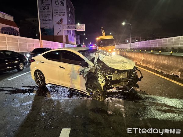 ▲▼新竹高架閘道3車癱瘓出口　網傻眼：怎麼撞的啊。（圖／記者陳凱力翻攝）