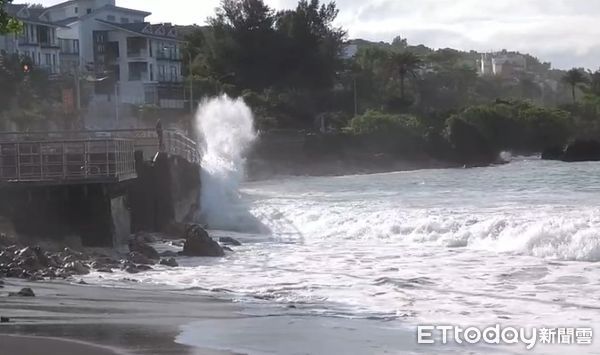 ▲▼     墾丁沙灘湧大浪，墾管處拉封鎖線禁止遊客進入        。（圖／墾管處提供）