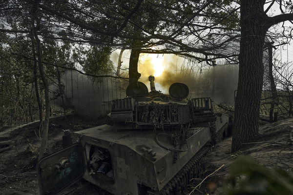 ▲▼ 烏克蘭部隊9月1日在頓內茨克地區巴赫姆特附近對俄軍開火。（圖／達志影像／美聯社）