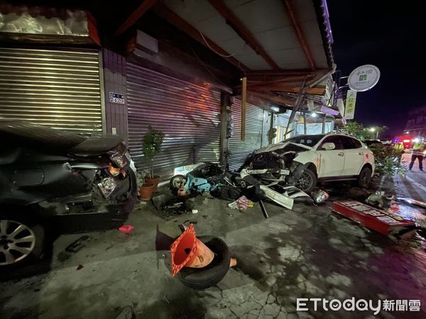 ▲雲林北港文仁路自撞肇逃逸。（圖／翻攝自Facebook／許憶珀）