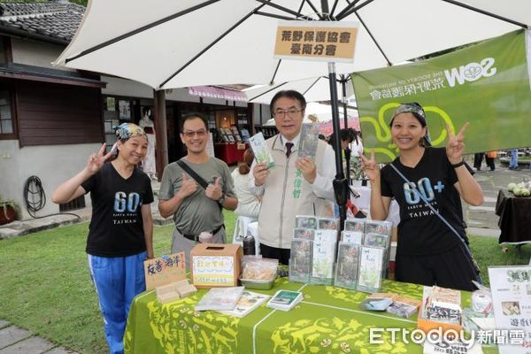 ▲台南市東區區公所辦理的「慢漫行好時光市集」熱鬧舉行，市長黃偉哲親至現場與民眾同樂。（圖／記者林東良翻攝，下同）