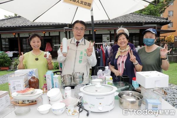 ▲台南市東區區公所辦理的「慢漫行好時光市集」熱鬧舉行，市長黃偉哲親至現場與民眾同樂。（圖／記者林東良翻攝，下同）