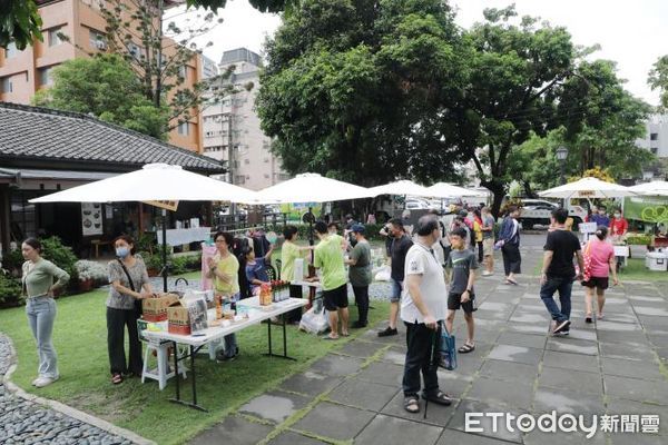 ▲台南市東區區公所辦理的「慢漫行好時光市集」熱鬧舉行，市長黃偉哲親至現場與民眾同樂。（圖／記者林東良翻攝，下同）