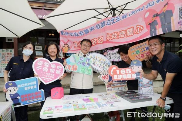 ▲台南市東區區公所辦理的「慢漫行好時光市集」熱鬧舉行，市長黃偉哲親至現場與民眾同樂。（圖／記者林東良翻攝，下同）