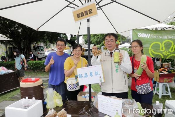 ▲台南市東區區公所辦理的「慢漫行好時光市集」熱鬧舉行，市長黃偉哲親至現場與民眾同樂。（圖／記者林東良翻攝，下同）