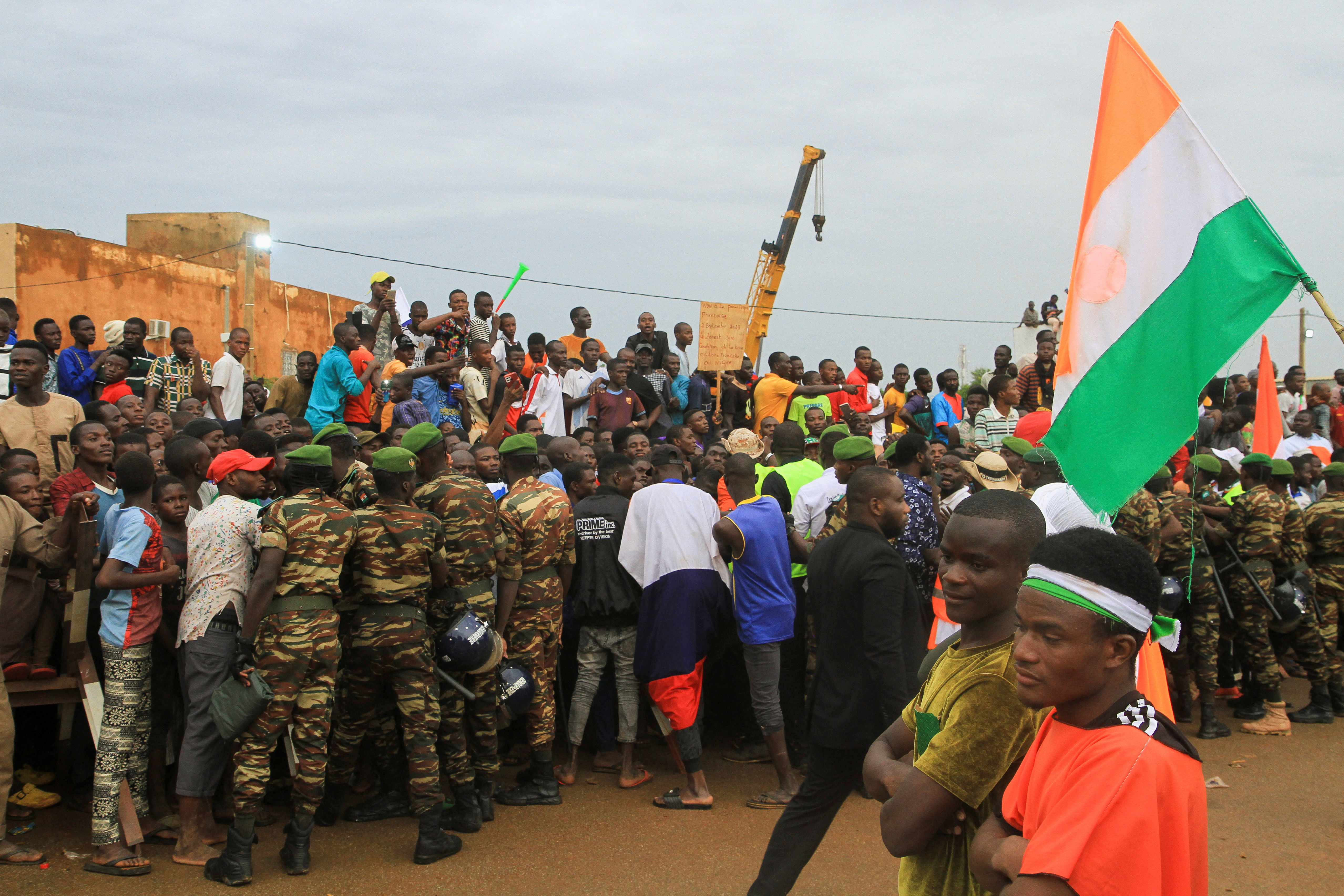 ▲尼日數千人示威，要求法國撤離駐軍。（圖／路透）