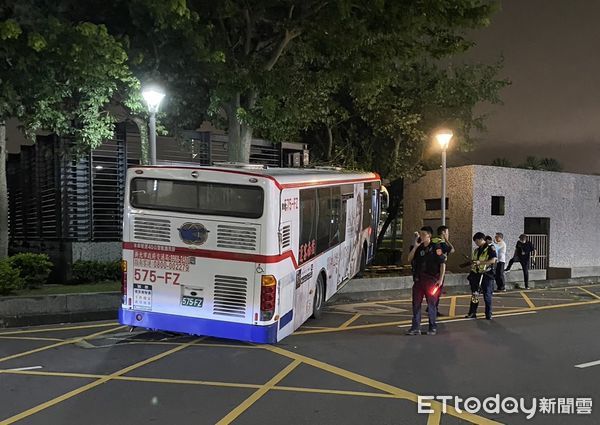 ▲▼台北松山機場公車重大事故，多人受傷，航警局警察處理中。（圖／記者邱中岳翻攝）