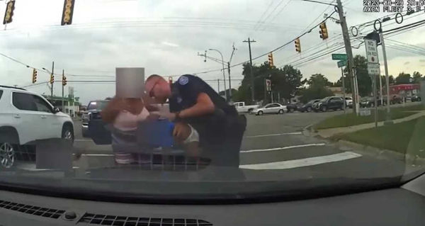 警攔超速車驚見「寶寶快死了」　他雙唇發紫這樣做撿回一命