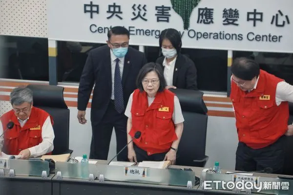 ▲▼蔡英文、陳建仁視察中央災害應變中心。（圖／記者周宸亘攝）