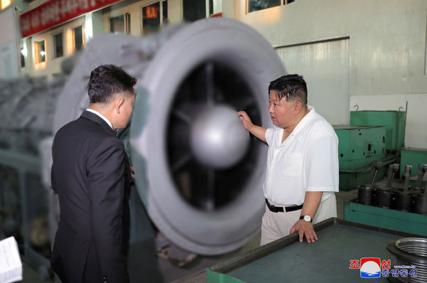 ▲▼北韓官媒3日公開金正恩視察生產船用引擎等零件的北中機械聯合企業所的照片。（圖／路透）