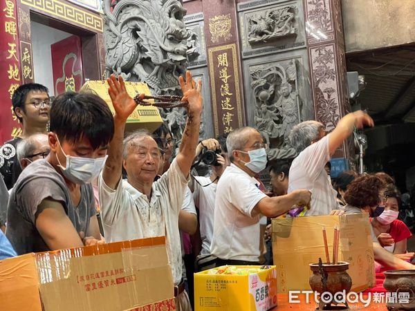 ▲台南市北區北華街開基龍君廟40年來的中元普度大布施「冥陽兩利作法」成為地方的在地特色。（圖／記者林東良翻攝，下同）