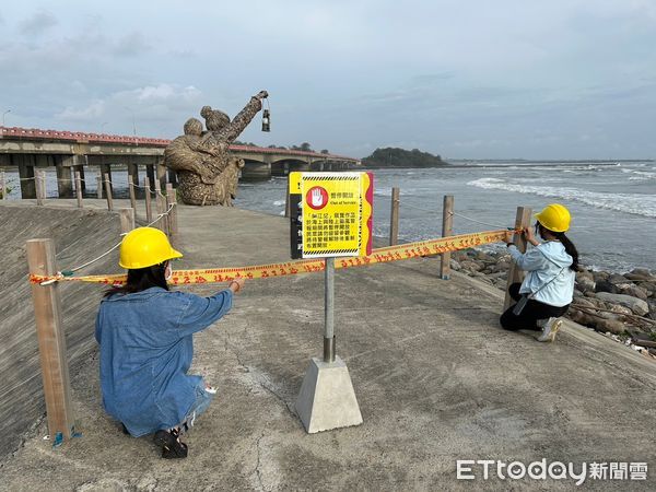 ▲海葵颱風來勢洶洶，四草橋下的熱門景點「台江阿嬤」再度封閉，文化局也加強防颱整備工作。（圖／記者林東良翻攝，下同）