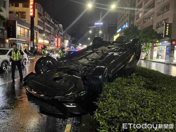 ▲2日晚間汐止區新台五路經傳自小客車翻車受困意外。（圖／記者張君豪翻攝）