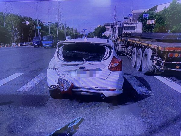 ▲▼女駕駛變換車道後遇紅燈急煞，車尾遭後方貨櫃車撞爛。（圖／翻攝自爆料公社）