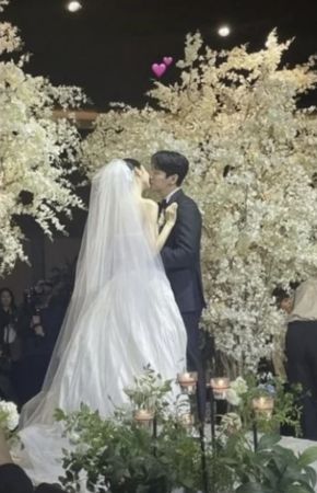 ▲▼《氣象廳》尹博結婚了，婚禮上輕吻嬌妻。（圖／翻攝自金秀彬、Laciel IG）