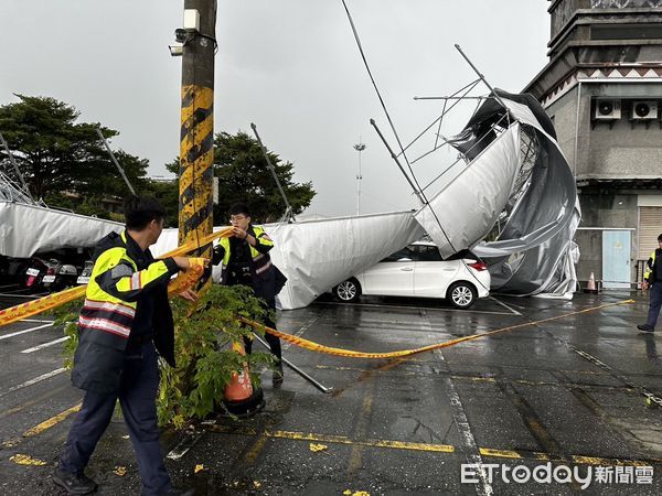 ▲▼花蓮火車站一處機車遮雨棚架，因無法承受海葵颱風強風吹襲而倒塌。（圖／花蓮警分局提供，下同）