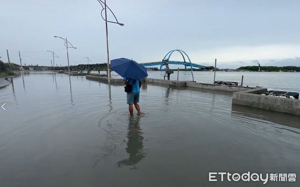 ▲▼彰化王功漁港又適逢漲潮，海水湧入停車場。（圖／記者唐詠絮翻攝）