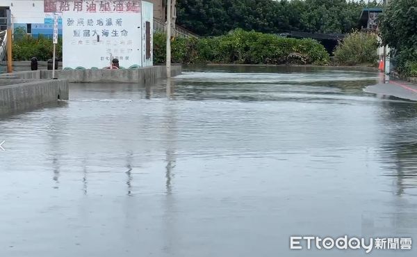 ▲▼彰化王功漁港又適逢漲潮，海水湧入停車場。（圖／記者唐詠絮翻攝）