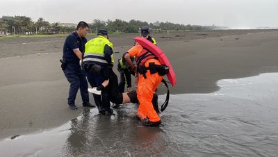 旗津沙灘驚見22歲女子平躺岸邊　快被淹了！岸巡急拉起獲救