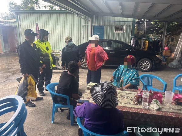 ▲里港警冒雨協助三地門鄉4村預防性撤村             。（圖／記者陳崑福翻攝）