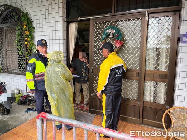 ▲里港警冒雨協助三地門鄉4村預防性撤村             。（圖／記者陳崑福翻攝）