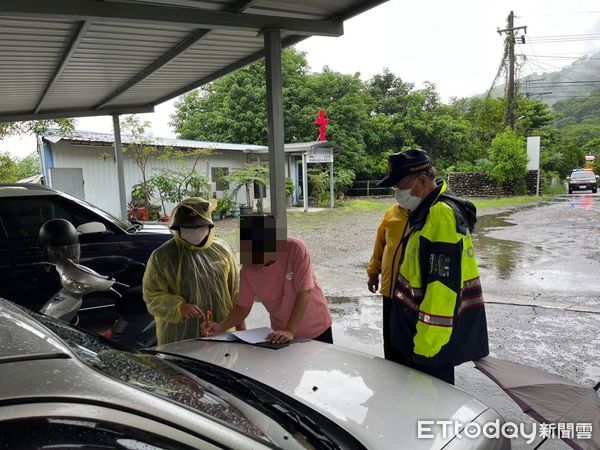 ▲里港警冒雨協助三地門鄉4村預防性撤村             。（圖／記者陳崑福翻攝）