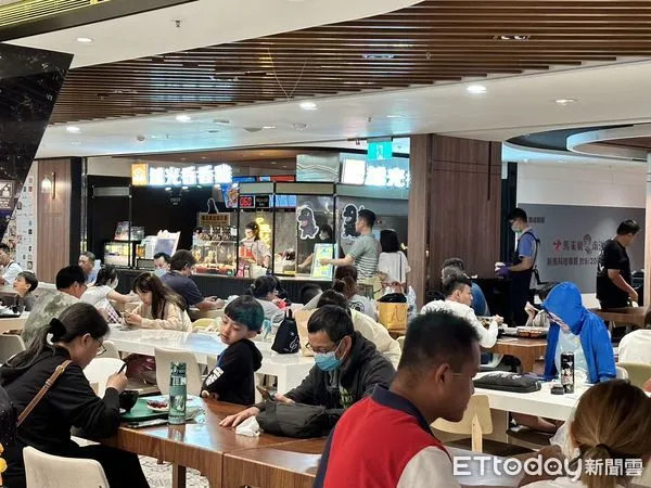 ▲▼高雄人無畏風雨，颱風天又往百貨公司擠。（圖／記者許宥孺攝）