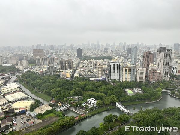 ▲▼高雄,高雄空景,高雄鳥瞰圖,高雄房市,高雄下雨天,愛河,愛河之心。（圖／記者許宥孺攝）