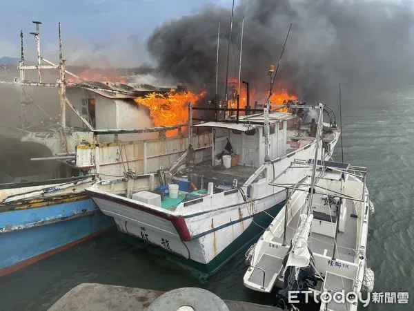 ▲▼新竹南寮漁港2船燃燒　119出動救火！緊急撤離周邊漁船。（圖／記者陳凱力翻攝）