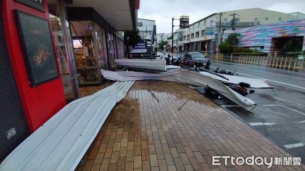 ▲海葵來襲，台東麥當勞飛來大招牌砸機車。（圖／記者楊漢聲翻攝）