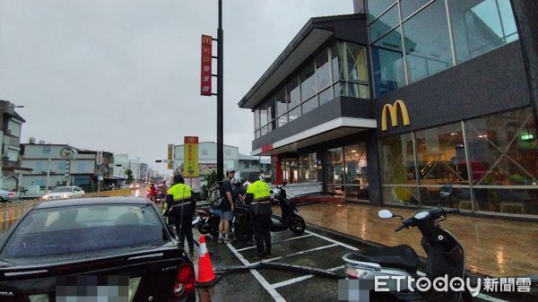 ▲海葵來襲，台東麥當勞飛來大招牌砸機車。（圖／記者楊漢聲翻攝）