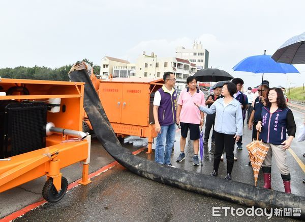 ▲▼縣長王惠美今(3)日下午前往視察芳苑鄉王功地區。（圖／記者唐詠絮翻攝）