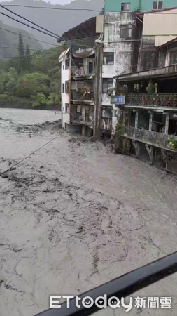 ▲仁愛鄉風強雨驟、還短暫出現冰雹，廬山溫泉區旁塔羅灣溪再度暴漲。（圖／仁愛鄉公所提供）