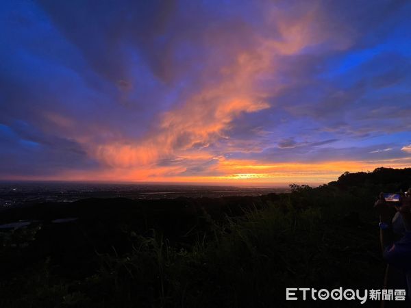 ▲猶如電影場景！海葵來襲，台中出現壯觀雲瀑「望高寮有火燒雲美景」。（圖／民眾提供）