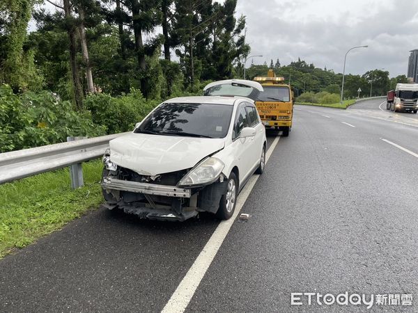 ▲國3北上安坑交流道出口，同時發生兩起自撞車禍。（圖／記者陸運陞翻攝）