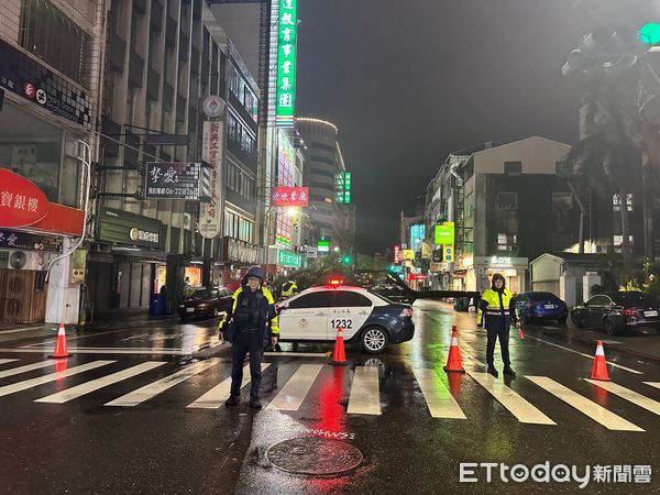 ▲中度颱風海葵襲台，3日晚上，台南市中西區傳出南門路原市長官邸前人行道路樹倒塌、仁愛街民宅鐵皮脫飛、搖晃、民族路二段樹倒，二分局馬上派員查處，幸好無人員傷亡。（圖／記者林東良翻攝，下同）