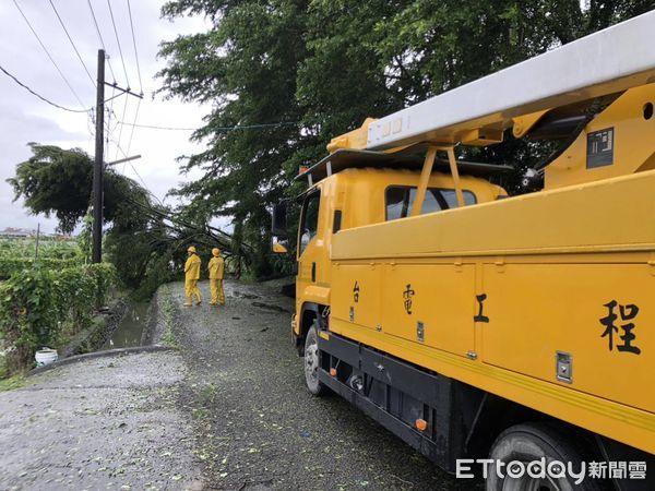 ▲台電屏東區處人員搶修停電             。（圖／台電屏東區處提供）