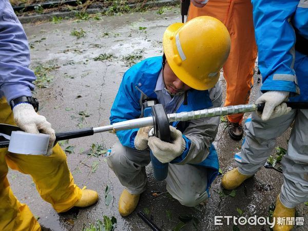 ▲台電屏東區處人員搶修停電             。（圖／台電屏東區處提供）