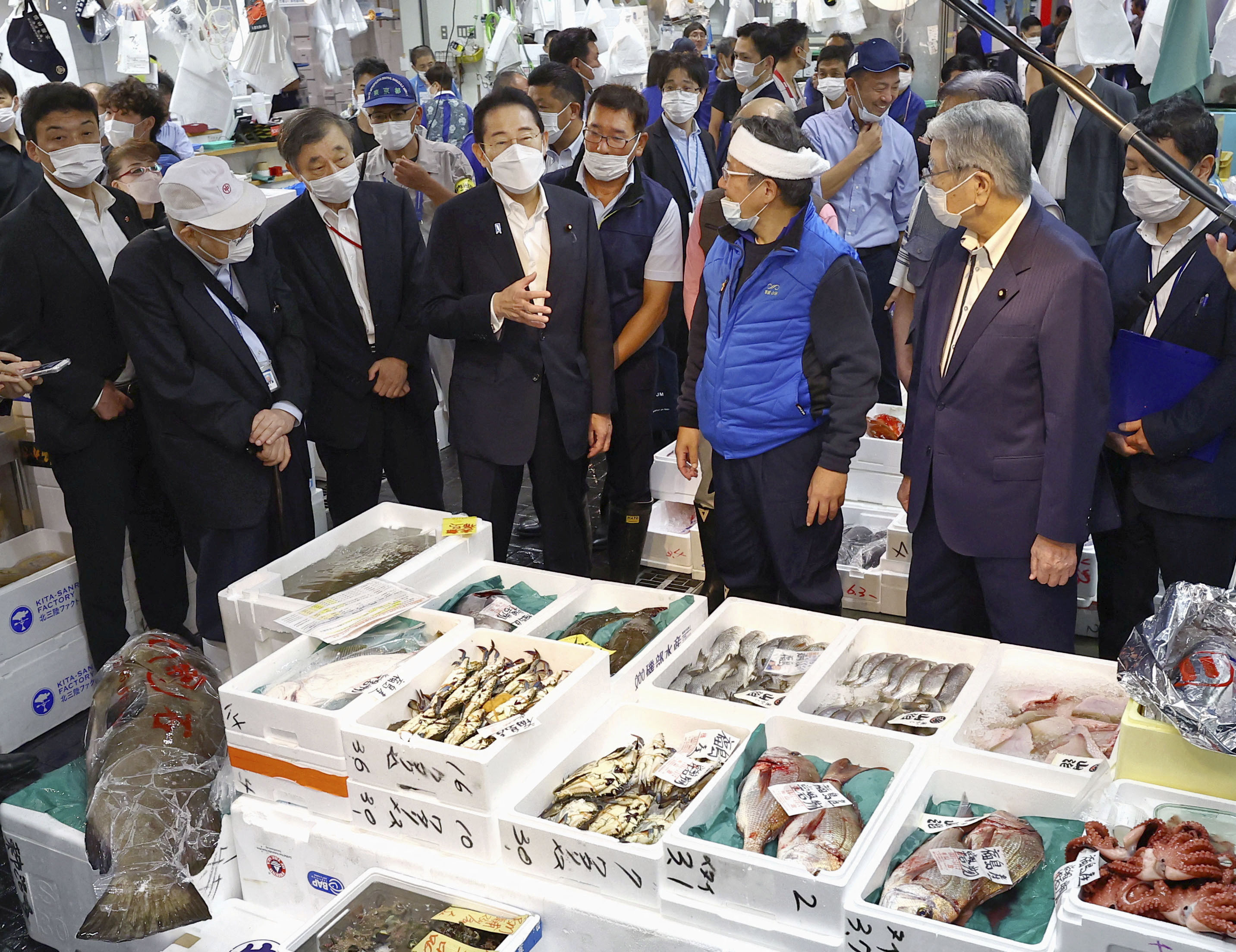 ▲▼日本首相岸田文雄到東京豐洲市場視察專門販售福島水產的攤販。（圖／路透）