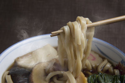 煮泡麵不用開火「肉、青菜、蛋一次全熟」！她實測超爽：免洗鍋子
