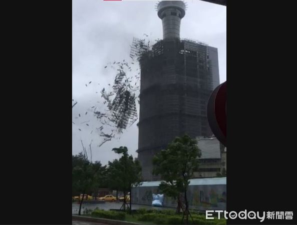 ▲民國105年中颱梅姬挾狂風暴雨侵襲台灣，台中舊金沙百貨頂樓「鷹架裂解墜落」。（圖／資料照片）