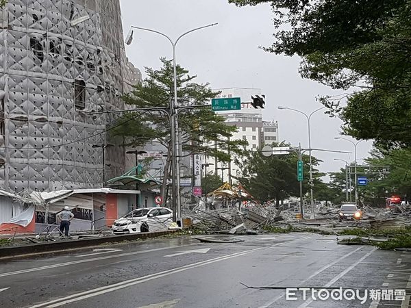 ▲民國105年中颱梅姬挾狂風暴雨侵襲台灣，台中舊金沙百貨頂樓「鷹架裂解墜落」。（圖／資料照片）